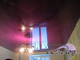 Натяжные потолки в Курске - Натяжной потолок «RSDecor» из лакового (глянцевого) полотна Lackfolie (цвет L231, 130 см, Германия). Крепление люстры на крючке. Работа студии «РСДекор». Курск.
