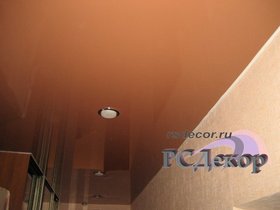 Натяжные потолки в Курске - Натяжной потолок «RSDecor» из лакового (глянцевого) полотна Lackfolie (цвет L525, 130 см, Германия). Светильники Экола GX53 с LED лампами. Работа студии «РСДекор». Курск.