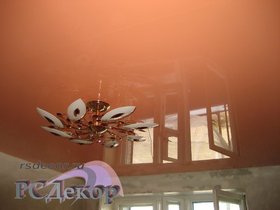 Натяжные потолки в Курске - Натяжной потолок «RSDecor» из лакового (глянцевого) полотна Lackfolie (цвет L424, 130 см, Германия). Ниша для потолочного карниза с подсветкой. Работа студии «РСДекор». Курск.