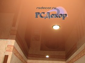 Натяжные потолки в Курске - Натяжной потолок «RSDecor» из лакового (глянцевого) полотна Lackfolie (цвет L525, 130 см, Германия). Светильники Экола GX53 с LED лампами. Работа студии «РСДекор». Курск.