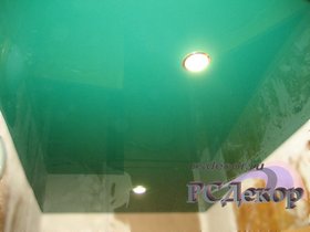 Натяжные потолки в Курске - Натяжной потолок «RSDecor» из лакового (глянцевого) полотна Lackfolie (цвет L674, 130 см, Германия). Светильники Экола GX53 с LED лампами. Работа студии «РСДекор». Курск.