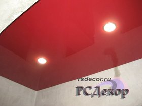 Натяжные потолки в Курске - Натяжной потолок «RSDecor» из лакового (глянцевого) полотна Lackfolie (цвет L478, 130 см, Германия). Светильники Экола GX53 с LED лампами. Работа студии «РСДекор». Курск.