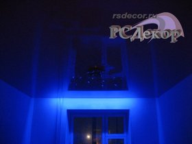Натяжные потолки в Курске - Натяжной потолок «RSDecor» из лакового (глянцевого) полотна Lackfolie (цвет L442, 130 см, Германия). Ниша для потолочного карниза со светодиодной синей подсветкой. Крепление люстры на кронштейне к натяжному потолку. Работа студии «РСДекор». Курск.