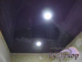 Натяжные потолки в Курске - Натяжной потолок «RSDecor» из лакового (глянцевого) полотна Lackfolie (цвет L233, 130 см, Германия). Светильники Экола GX53 с LED лампами. Работа студии «РСДекор». Курск.