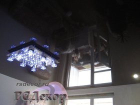 Натяжные потолки в Курске - Натяжной потолок «RSDecor» из лакового (глянцевого) полотна Lackfolie (цвет L571, 130 см, Германия). Ниша для потолочного карниза. Светильники Экола GX53 с LED лампами. Крепление люстры на кронштейне. Работа студии «РСДекор». Курск.