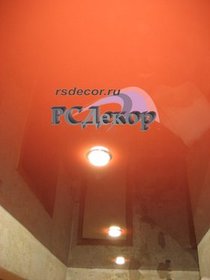 Натяжные потолки в Курске - Натяжной потолок «RSDecor» из лакового (глянцевого) полотна Lackfolie (цвет L547, 130 см, Германия). Светильники GX53 с LED лампами. Работа студии «РСДекор». Курск.