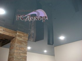Натяжные потолки в Курске - Натяжной потолок «RSDecor» из лакового (глянцевого) полотна Lackfolie (цвет L108, 130 см, Германия). Светильники GX53 с LED лампами. Работа студии «РСДекор». Курск.