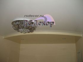 Натяжные потолки в Курске - Двухуровневый натяжной потолок «RSDecor» из лакового (глянцевого) полотна Lackfolie (Pongs) (цвет L507 и L303, 130 см, Германия). Светильники GX53 с  LED лампами (GX53 Led). Крепление люстры на кронштейне к натяжному потолку. Работа студии «РСДекор». Курск.