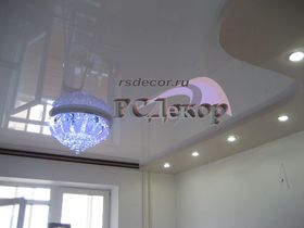 Натяжные потолки в Курске - Двухуровневый натяжной потолок «RSDecor» из лакового (глянцевого) полотна Poliplast (цвет L507 и L303, 320 см, Бельгия). Светильники GX53 с  LED лампами (GX53 Led). Крепление люстры на кронштейне к натяжному потолку. Крепление потолочного карниза для штор к натяжному потолку. Работа студии «РСДекор». Курск.