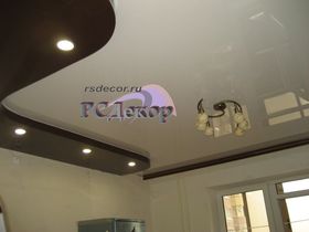 Натяжные потолки в Курске - Двухуровневый натяжной потолок «RSDecor» из лакового (глянцевого) полотна Poliplast (цвет L303 и L571, 320 см, Бельгия). Светильники GX53 с  LED лампами (GX53 Led). Крепление люстры на кронштейне к натяжному потолку. Крепление потолочного карниза для штор к натяжному потолку. Работа студии «РСДекор». Курск.