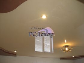 Натяжные потолки в Курске - Двухуровневый натяжной потолок «RSDecor» из лакового (глянцевого) полотна Poliplast (цвет L511 и L525, 320 см, Бельгия). Светильники GX53 с  LED лампами (GX53 Led). Потолочная люстра на кронштейне, с креплением к натяжному потолку. Работа студии «РСДекор». Курск.