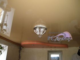 Натяжные потолки в Курске - Двухуровневый натяжной потолок «RSDecor» из лакового (глянцевого) полотна Poliplast (цвет L511 и L424, 320 см, Бельгия). Светильники GX53 с  LED лампами (GX53 Led). Карниз для штор и потолочная люстра на кронштейне, с креплением к натяжному потолку. Работа студии «РСДекор». Курск.
