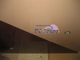 Натяжные потолки в Курске - Натяжной потолок «RSDecor» из лакового (глянцевого) полотна (комбинация цвета L511 и L555, 320 см). Светильники GX53 с  LED лампами (GX53 Led). Работа студии «РСДекор». Курск.
