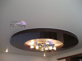Натяжные потолки Курск - Двухуровневый натяжной потолок «RSDecor» из лакового (глянцевого) полотна MSD (цвет L571 и L303, 320 см). Светильники GX53 с  LED лампами (GX53 Led) и люстра на кронштейне. Работа студии «РСДекор». Курск.