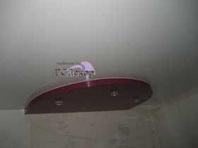 Натяжные потолки Курск - Двухуровневый натяжной потолок «RSDecor» из лакового (глянцевого) полотна MSD (цвет L303 и L478, 320 см). Встраиваемые точечные светильники. Работа студии «РСДекор». Курск.