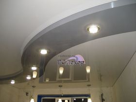 Натяжные потолки Курск - Двухуровневый натяжной потолок «RSDecor» из лакового (глянцевого) полотна MSD (цвет L303 и L319, 320 см). Встраиваемые точечные светильники. Работа студии «РСДекор». Курск.